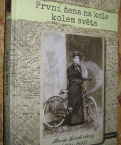 První žena na kole kolem světa